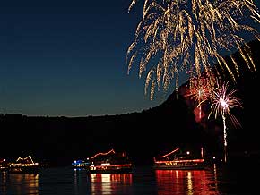 Walpurgisnacht-Feuerwerk der Rheinschifffahrt in der Hexennacht beim Hexenfest