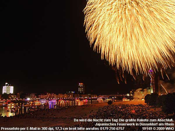 Da wird die Nacht zum Tag: Die größte Rakete zum Abschluß. Japanisches Feuerwerk in Düsseldorf am Rhein.